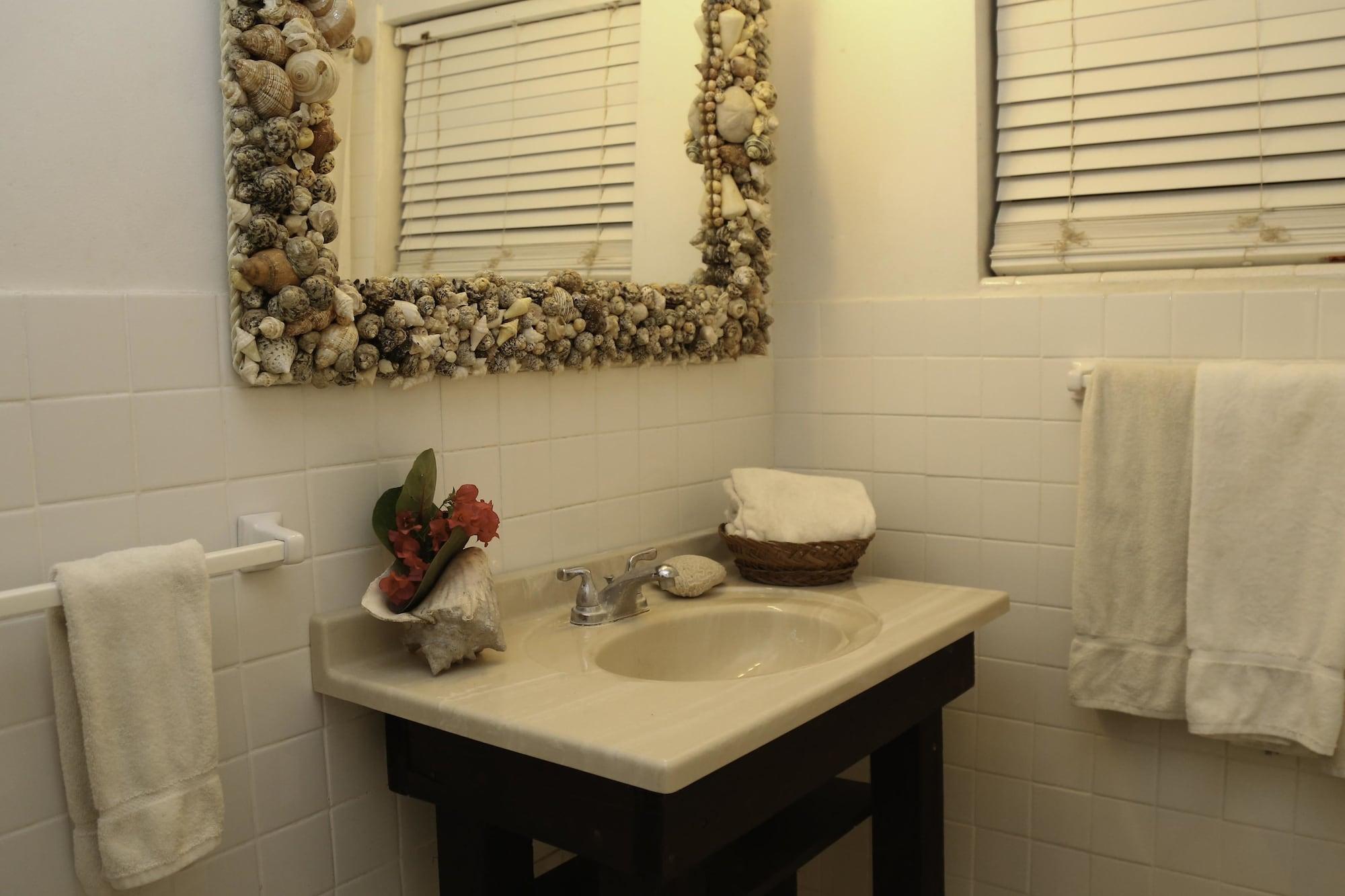 Tingum Village Hotel Dunmore Town エクステリア 写真