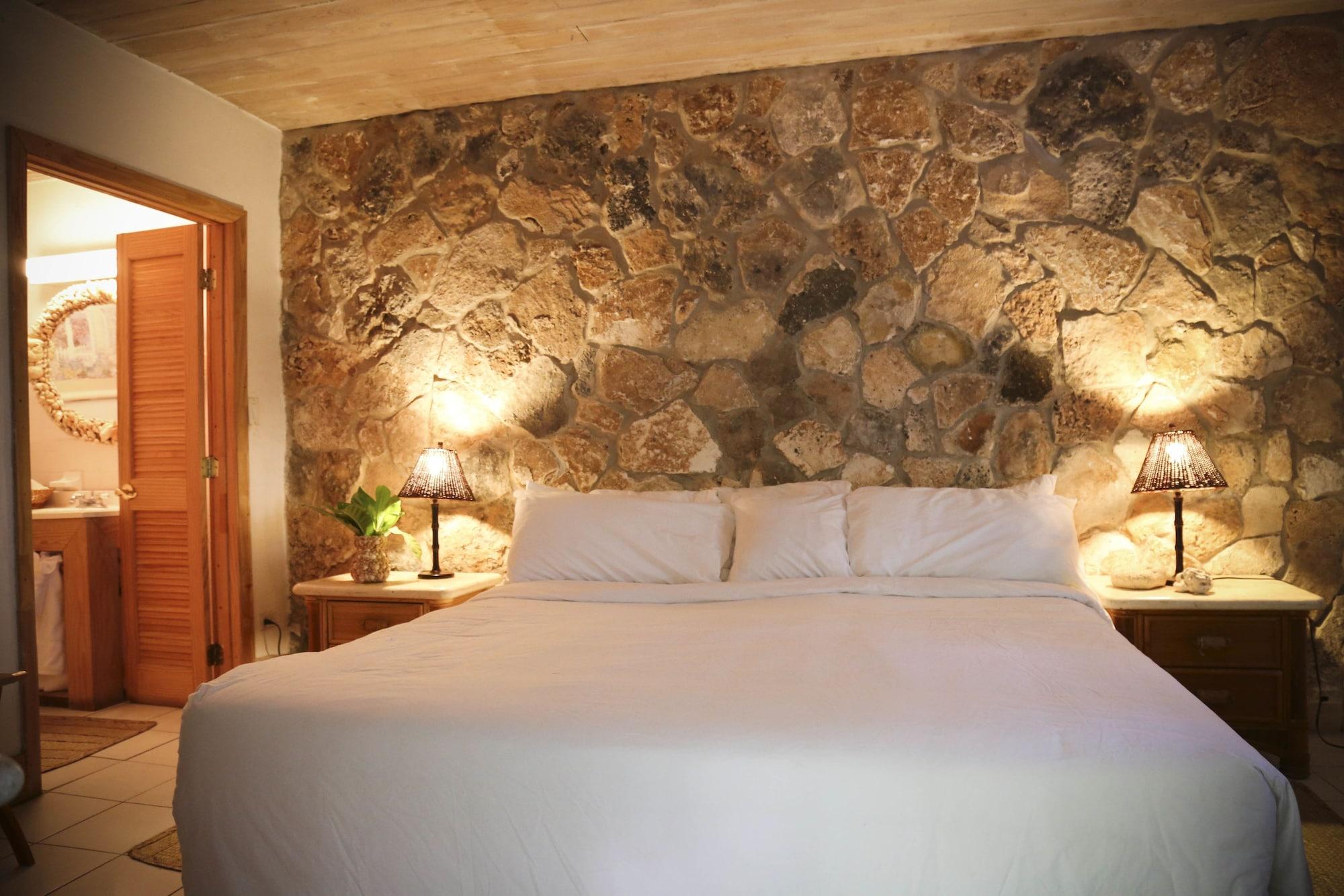 Tingum Village Hotel Dunmore Town エクステリア 写真