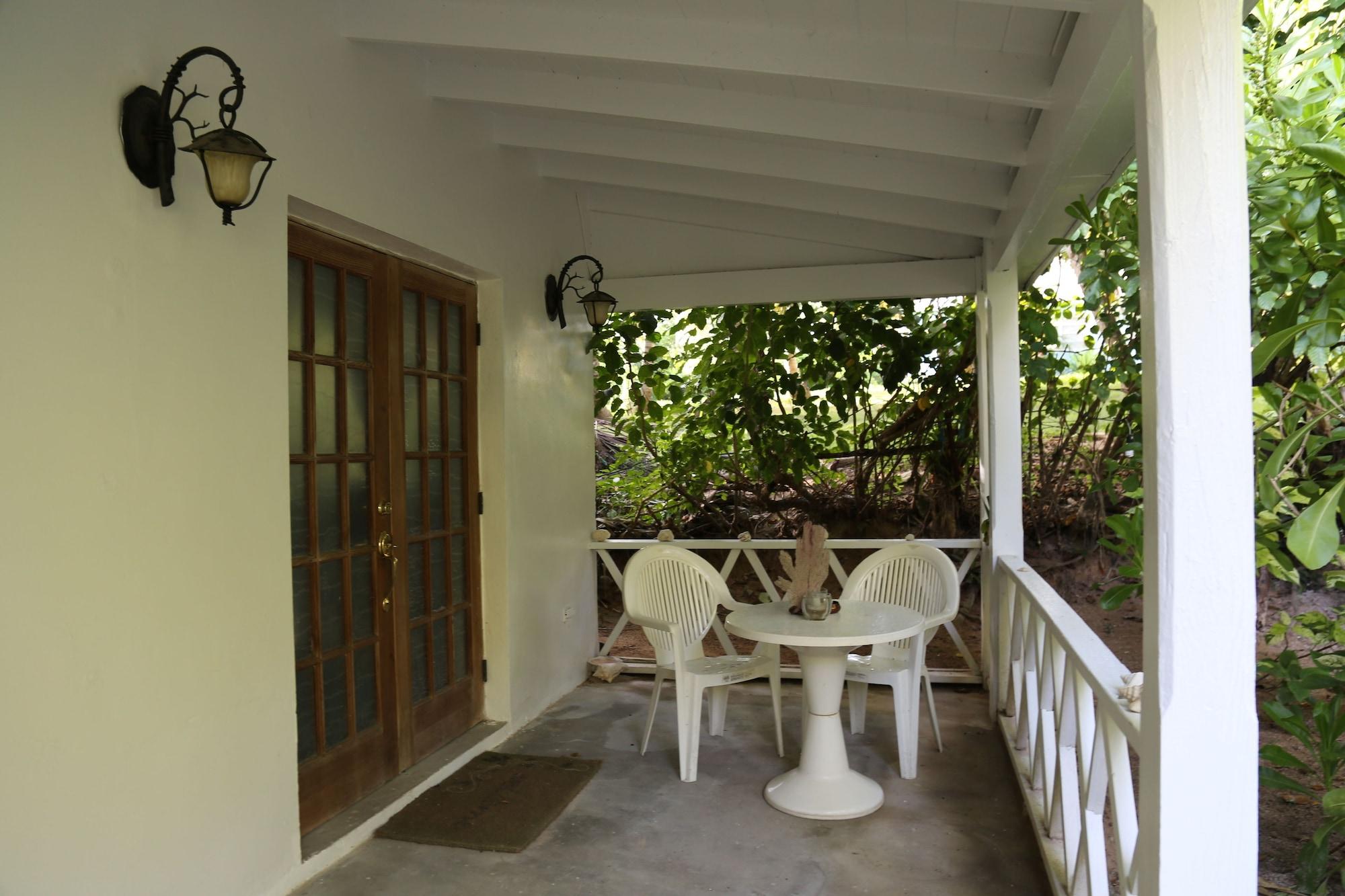Tingum Village Hotel Dunmore Town エクステリア 写真