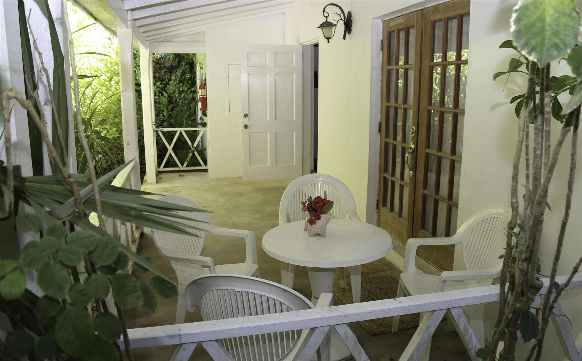Tingum Village Hotel Dunmore Town エクステリア 写真