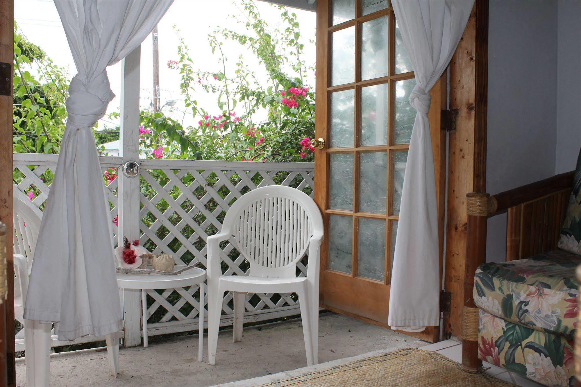 Tingum Village Hotel Dunmore Town エクステリア 写真