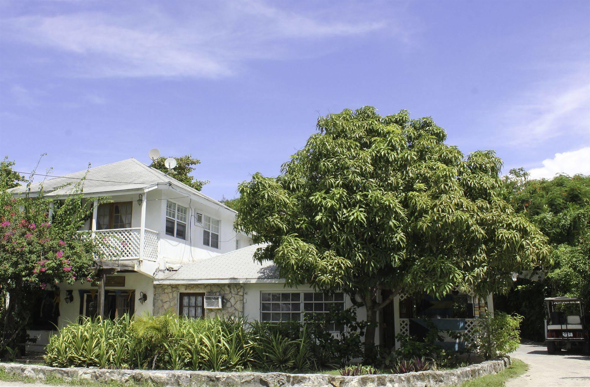 Tingum Village Hotel Dunmore Town エクステリア 写真