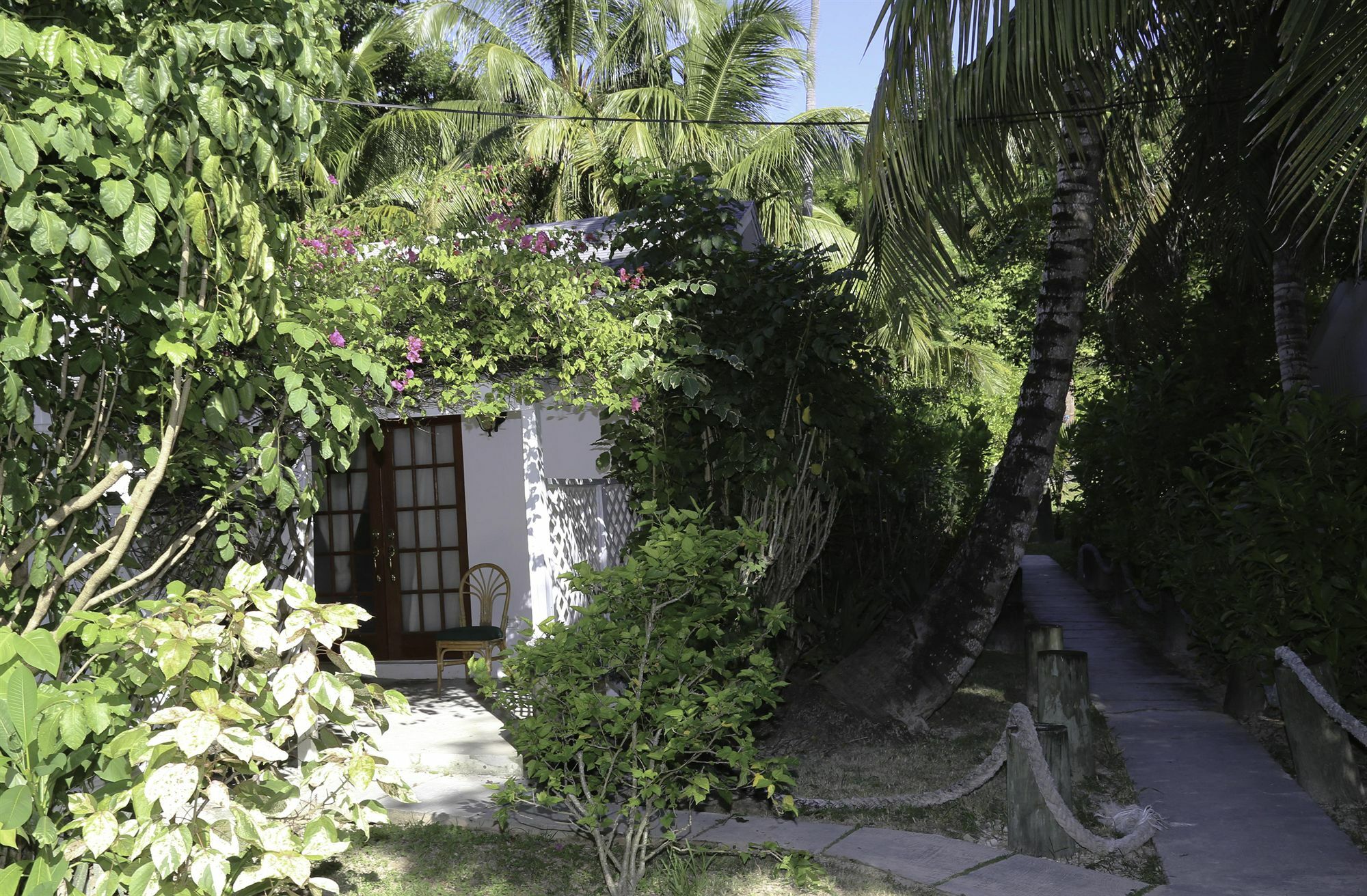 Tingum Village Hotel Dunmore Town エクステリア 写真